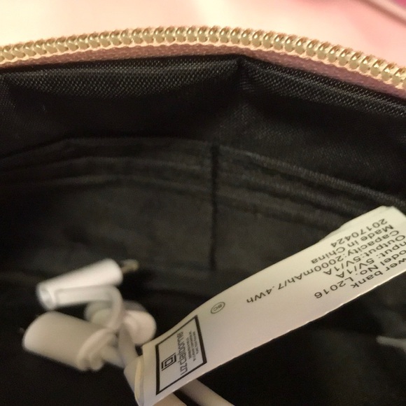 LIZ CLAIBORNE POWER BANK PHONE CHARGING WALLET 📱 - Picture 3 of 5